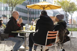 Une fermeture plus tardive des terrasses de bistrots et de restaurants est plutôt bien acceptée par la population suisse.